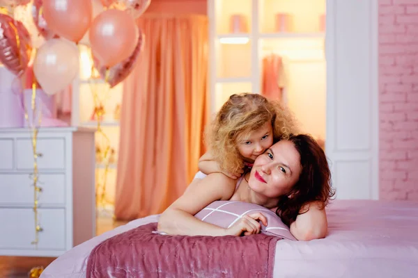 Mother Daughter Lie Bed Pink Bedroom Dressing Room Daughter Kisses — Stock Photo, Image