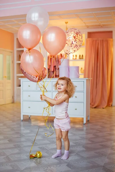 Ein Kleines Mädchen Einem Hellen Raum Schlafanzug Baby Mit Luftballons — Stockfoto
