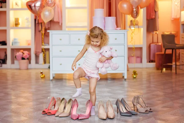 Niedliche Kleine Fashionista Pyjama Mit Einem Rosa Teddybär Spielzeug Ein — Stockfoto