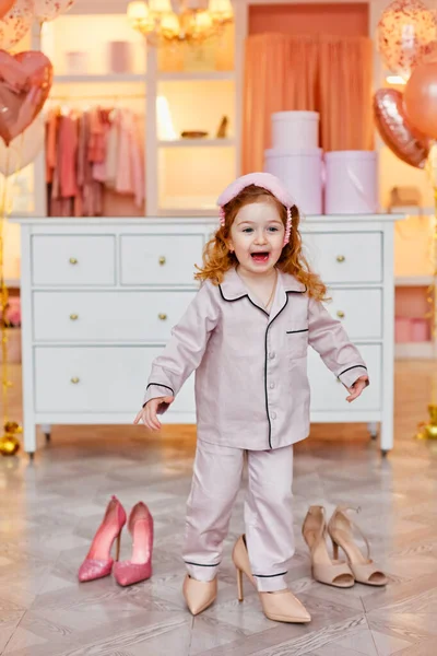 Κοριτσάκι Fashionista Πιτζάμες Στο Καμαρίνι Κρεβατοκάμαρα Δοκιμάζοντας Παπούτσια Της Μεγάλης — Φωτογραφία Αρχείου