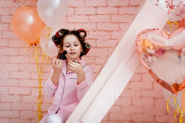 Ένα Όμορφο Κοριτσάκι Ροζ Πιτζάμες Βάφεται Κορίτσι Γελάει Μπικουτί Στο — Φωτογραφία Αρχείου