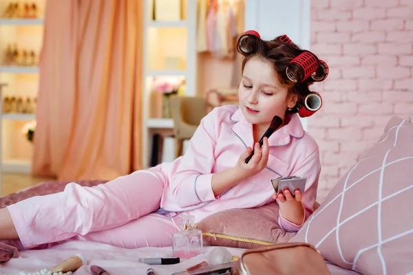 Ευτυχισμένο Παιδί Ένα Όμορφο Κοριτσάκι Ροζ Πιτζάμες Βάφεται Στο Κρεβάτι — Φωτογραφία Αρχείου