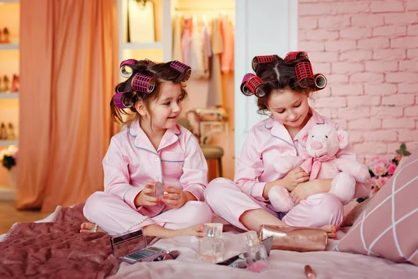 Little Girls Pink Pajamas Makeup While Sitting Room Sisters Curlers — Stock Photo, Image