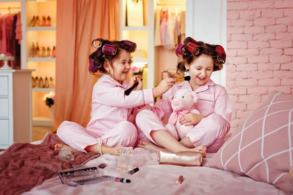 Little Girls Pink Pajamas Makeup While Sitting Room Sisters Curlers — Stock Photo, Image