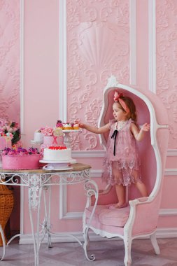 Kızıl saçlı küçük bir kız bir sürü tatlı tatlıyla dolu bir şenlik masasında oturur, taze pişmiş lezzetli bir turta yer, sağlıksız yemek yer, ama lezzetli, aç ve şehvetli hisseder. Şekerlemeci