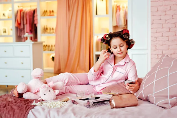 Feliz Niña Una Niña Bonita Pijama Rosa Está Maquillándose Cama — Foto de Stock