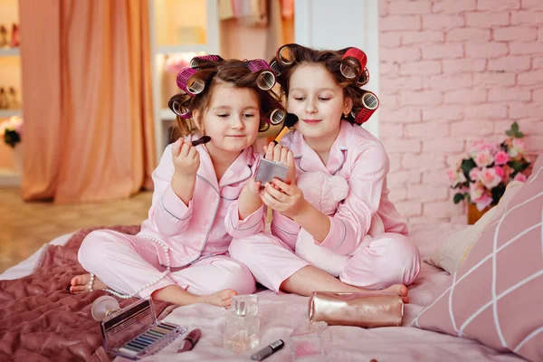 Meninas Pijama Rosa Fazem Maquiagem Enquanto Estão Sentadas Quarto Irmãs — Fotografia de Stock