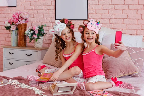 Petrecerea Pijama Pentru Copii Adolescentă Pijamale Roz Machiaj Bucle Roz — Fotografie, imagine de stoc