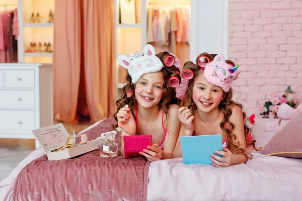 Children Pajama Party Teenage Girl Pink Pajamas Makeup Pink Curlers — Stock Photo, Image