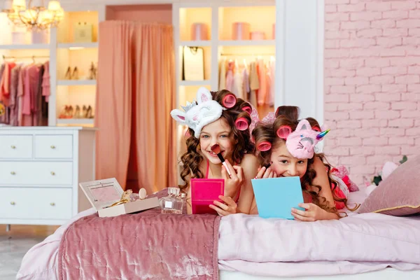 Festa Pijama Infantil Uma Adolescente Pijama Rosa Com Maquiagem Curlers — Fotografia de Stock