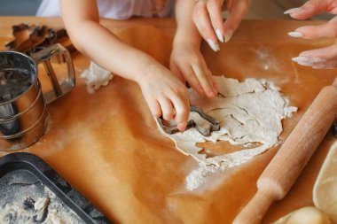Elinde bir testle oynayan komik bir bebek yardımcısının yakın çekimi..