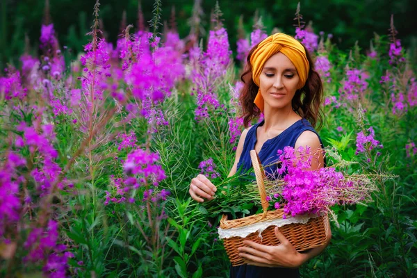 Large Portrait Young Thin Woman Dark Hair Turban Collecting Bouquet — Stock Photo, Image