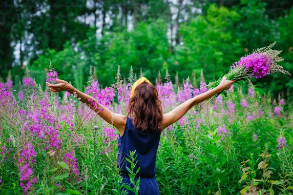 Young Woman Stands Her Back Camera Her Arms Outstretched Field — Stock Photo, Image