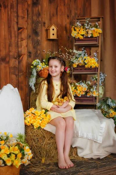 Porträt Eines Mädchens Einem Kleid Mit Einem Neugeborenen Gelben Küken — Stockfoto