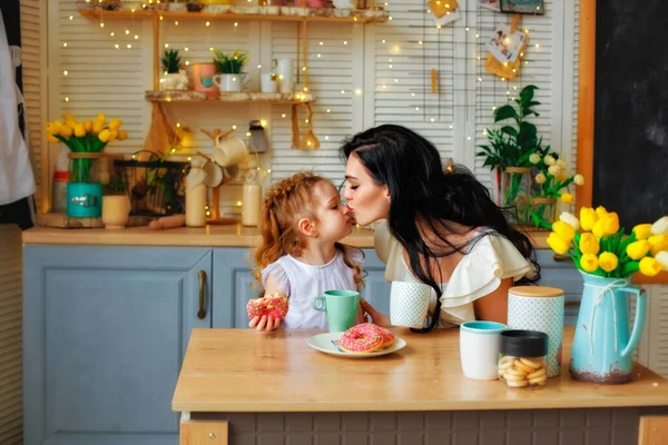 Uma Família Alegre Fundo Uma Cozinha Brilhante Mãe Sua Filha — Fotografia de Stock