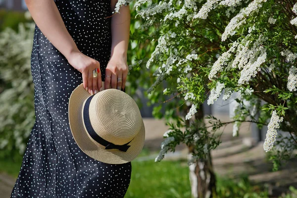 Foto Van Een Vrouw Handen Met Een Strohoed Witte Bloemen — Stockfoto