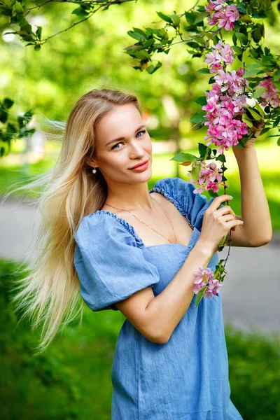 Belle Fille Dans Une Robe Bleue Dans Jardin Fleuri Rose — Photo