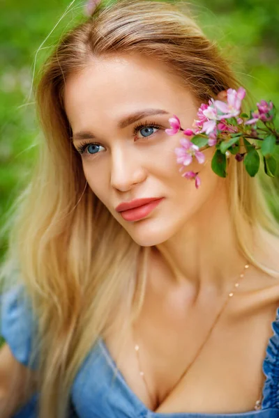 Grand Portrait Une Fille Avec Une Fleur Cerisier Rose Près — Photo