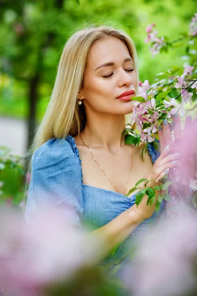 Une Jeune Femme Robe Bleue Dans Verger Pommiers Roses Fleurs — Photo
