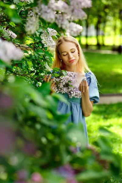 Retrato Uma Jovem Bela Loira Posando Entre Lilases Florescendo Menina — Fotografia de Stock