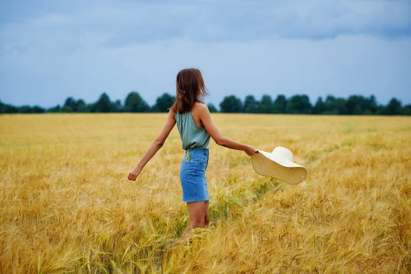 Uprostřed Pšeničného Pole Pozadí Oblohy Mraky Otáčí Hubená Mladá Žena — Stock fotografie