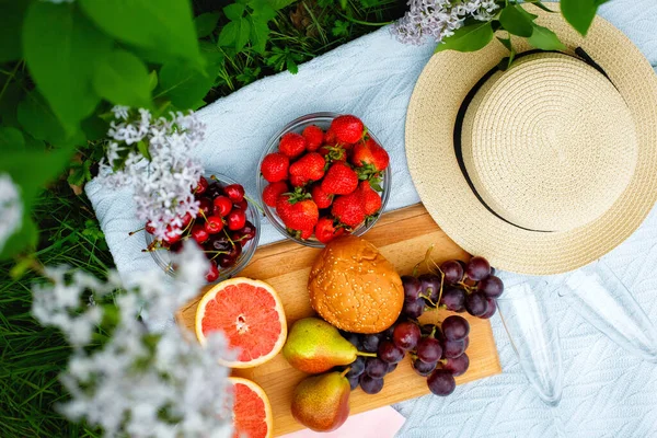 Piquenique Verão Grama Com Frutas Bagas Pano Mesa Piquenique Placa — Fotografia de Stock