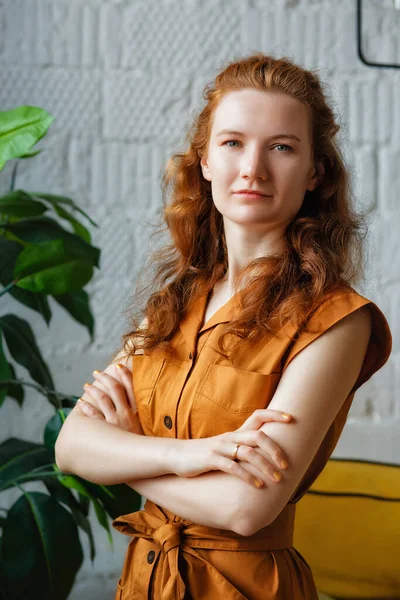 Nahaufnahme Einer Lächelnden Jungen Rothaarigen Kaukasierin Die Aufgeregt Und Optimistisch — Stockfoto