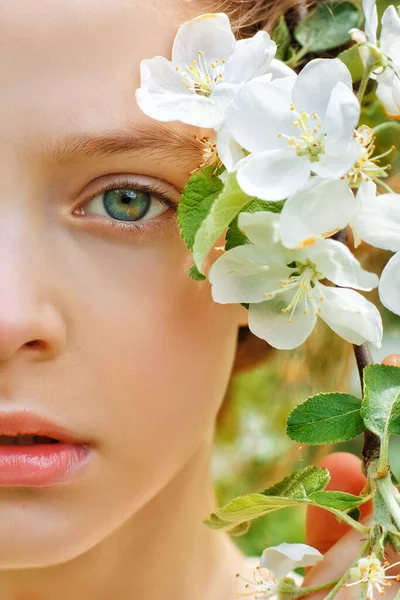 Een Groot Portret Van Een Meisje Met Een Witte Appelbloesem — Stockfoto