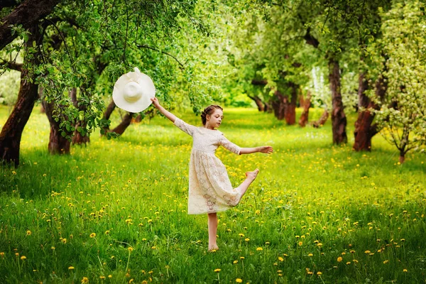 Une Fille Danse Parmi Les Pissenlits Fleurs Herbe Dans Parc — Photo