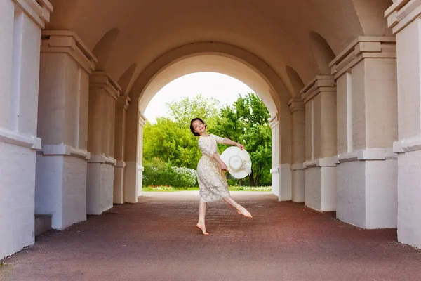 Ein Anmutiges Ballerina Mädchen Posiert Einem Antiken Straßenbogen Die Schönheit — Stockfoto