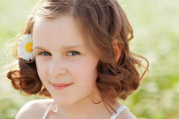 晴れた夏の日に彼女の髪に野生のデイジーの花を持つ女の子の大きな肖像画 — ストック写真