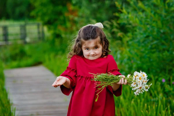 Retrato Una Chica Sorprendida Con Vestido Rojo Sosteniendo Ramo Flores —  Fotos de Stock