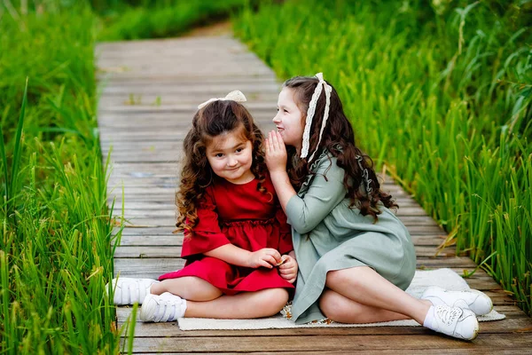 Портрет Двох Дівчат Червоно Зеленій Сукні Посміхається Відкритому Повітрі Насолоджується — стокове фото