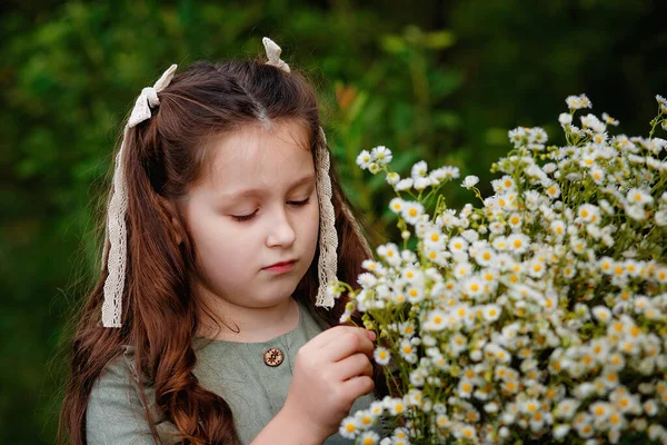 Selectieve Focus Portret Van Een Meisje Een Groene Jurk Met — Stockfoto