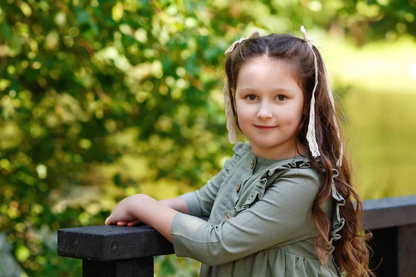 Retrato Uma Menina Vestido Verde Verão Fica Uma Ponte Madeira — Fotografia de Stock