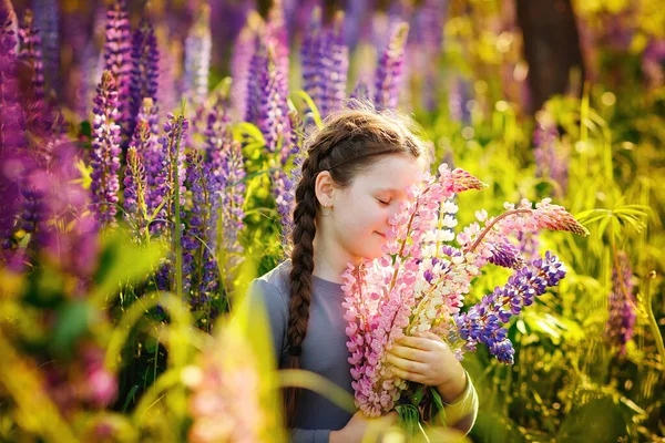 Una Ragazza Abito Lilla Acconciatura Con Due Trecce Campo Lupini — Foto Stock