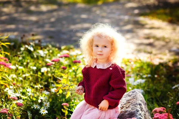 Uma Menina Com Cabelo Encaracolado Claro Canteiro Flores Com Flores — Fotografia de Stock