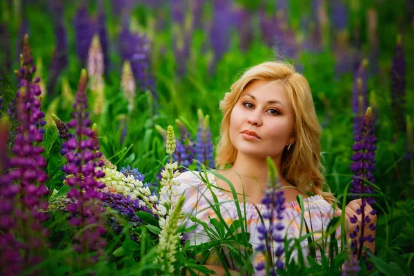 Grande Retrato Uma Jovem Mulher Loira Gorda Campo Florescente Tremoços — Fotografia de Stock