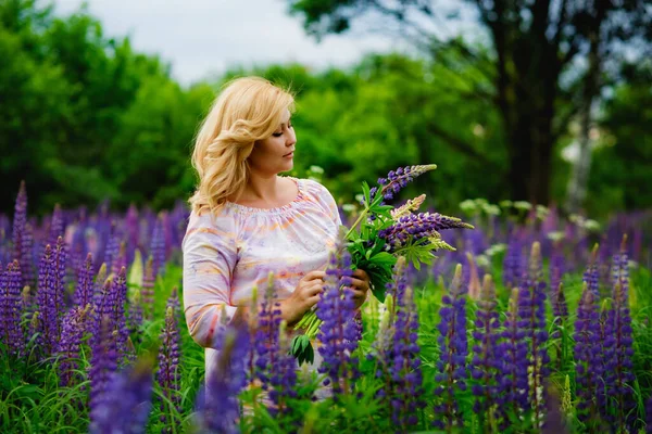 Portrait Une Jeune Femme Blonde Dodue Dans Champ Fleuri Lupins — Photo