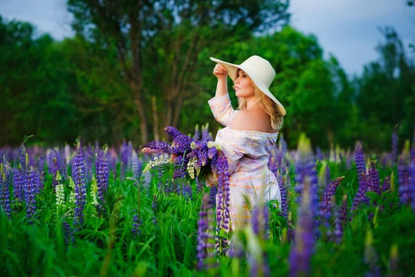 Porträtt Vacker Ung Fyllig Kvinna Halmhatt Och Bukett Lupiner Fältet — Stockfoto