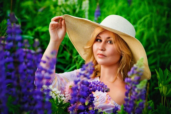 Portret Van Een Mooie Mollige Blonde Met Een Grote Strohoed — Stockfoto