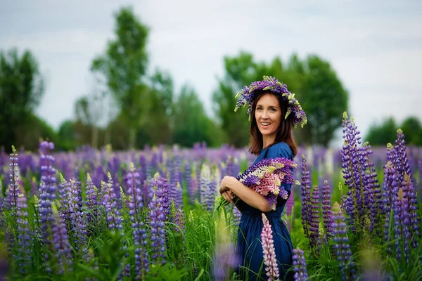 Uma Mulher Vestido Azul Uma Coroa Flores Fica Com Buquê — Fotografia de Stock