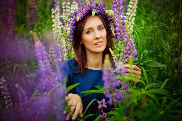 Portret Van Een Vrouw Een Bloemenkrans Van Lila Bloemen Hoge — Stockfoto