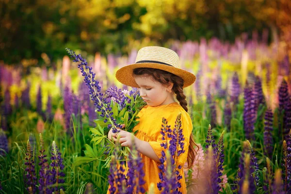 Ein Kind Mit Hut Und Einem Strauß Lupinenblumen Ein Mädchen — Stockfoto