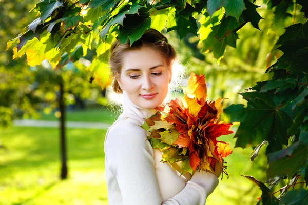Ein Schönes Romantisches Mädchen Einem Leichten Gemütlichen Pullover Mit Einem — Stockfoto