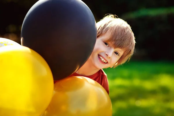 Bambino Con Palloncini Sta Giocando All Aperto Ragazzo Con Capelli — Foto Stock