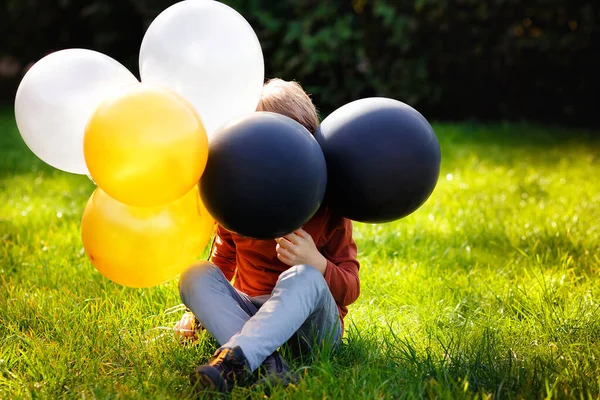 Cute Uroczy Chłopiec Kolorowych Balonów Parku Świeżym Powietrzu Dzieciak Cieszy — Zdjęcie stockowe