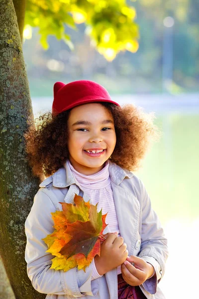 Retrato Una Niña Afroamericana Con Sombrero Rojo Parque Sobre Fondo —  Fotos de Stock
