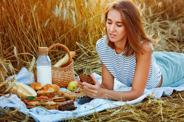 Veselá Zrzavá Dívka Pikniku Vínem Ovocem Dívám Kameru Sobě Květinové — Stock fotografie