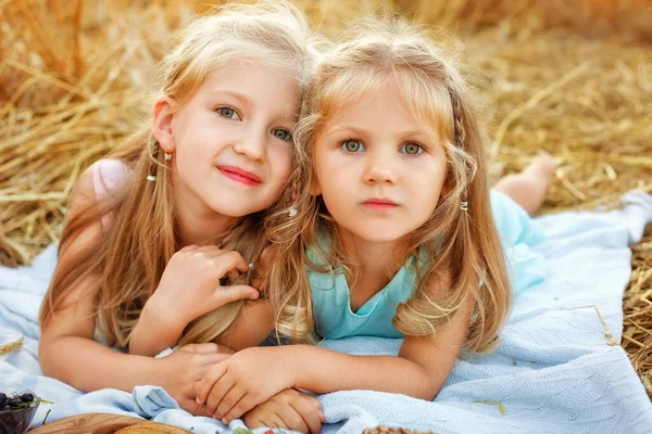 Щасливі Друзі Пшеничному Полі Лежать Ковдрі Маленькі Блондинки Пікніку Полі — стокове фото